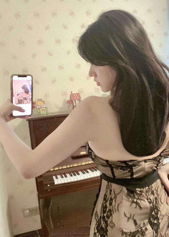 钢琴老师女神薇薇，身材傲人